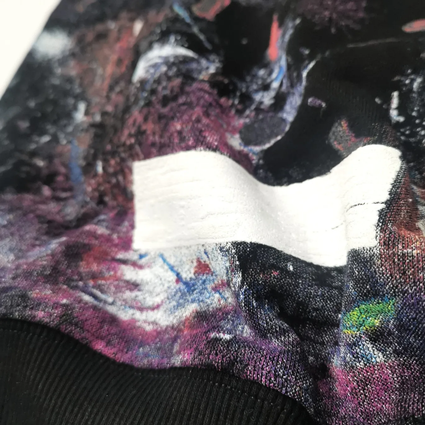Additional details: Starry Sky Fireworks Round Neck—the top tested version OFFWHITE Starry Sky Fireworks, the strongest fireworks on earth, round neck pullover sweatshirt, 18-layer film heavy industry three-dimensional inkjet printing.  The fireworks color system is obtained through contrasting printing. There are eight panels in the whole body. Seven color sets and eight panels are printed in eight times. The first layer is gray, the second layer is white, the third layer is yellow, the fourth layer is green, the fifth layer is blue, the sixth layer is purple, the seventh layer is orange. The last layer is arrow paint printing. The seven colors are layered on each other, which will also create new colors. The arrows on the back and the front squares are first glued and then hung in four layers. The paint has an obvious concave and convex feeling. Quality speaks for itself in the details. The blue letters are electrostatic three-dimensional flocking. They are made separately and then printed through high-temperature thermal transfer. The difficulty is unprecedentedly high. I have made more than 80,000 pieces of fireworks series in total. More than half of the ones you see on the market are made by me!  Size chart